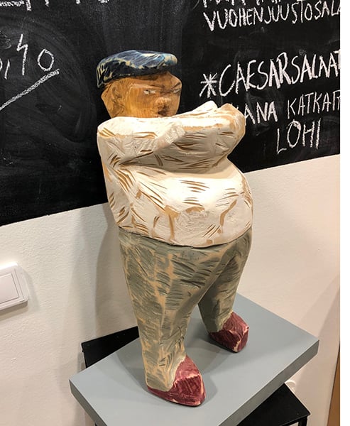 Gröhn_Soinisen teos Ehkä, 2016, koivu, lateksimaali.