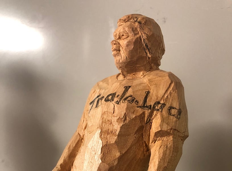 taiteilija Jussi Valtakarin veistos Tralalaa.