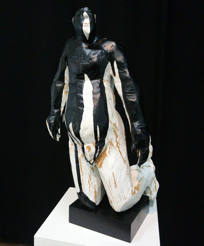 Gröhn-Soinisen teos Mourning Cloak, 2020, koivu, lateksimaali.