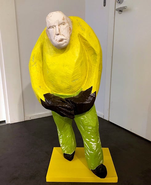 Gröhn-Soinisen teos Mom!, 2016, koivu, lateksimaali.
