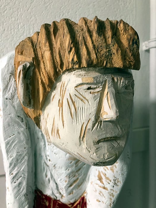 Gröhn-Soinisen teos Punaisissa housuissa, 2016, koivu, lateksimaali. (yksityiskohta teoksesta)