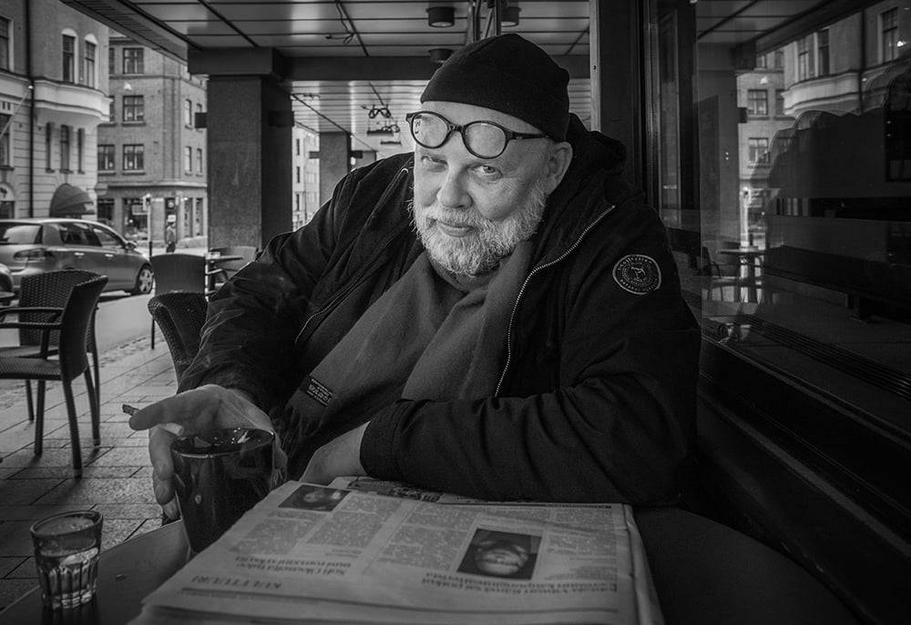 Kriitikko Otso Kantokorpin Corona baarin terassilla.